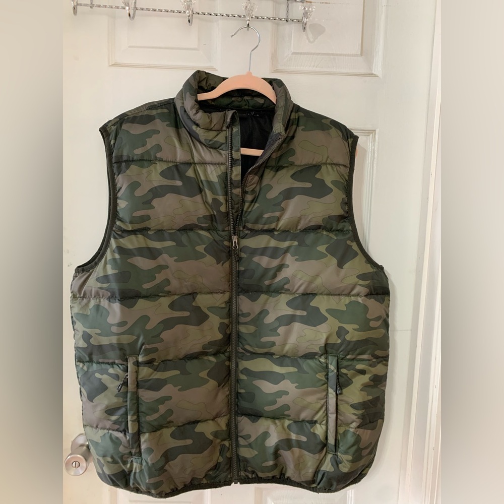 Men’s XL 46-48 Swiss Tech camo puffer vest; ptp 25 1/2”; sh-hem 29”